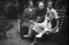 Tre generationer: Anna Margrethe Hansen, Ane Elisabeth Hansen, Inger Dora Hansen og "Putte"?, formentlig 1935.