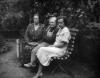 Tre generationer: Anna Margrethe Hansen, Ane Elisabeth Hansen og Inger Dora Hansen, formentlig 1935.