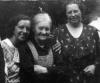 Tre generationer: Inger Dora Hansen, Ane elisabeth Hansen og Anna Margrethe Hansen, formentlig 1935.