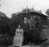 Maren Kirstine Cecilie og Hans Jacob Nielsen i haven Vilhelminevej 12 i Odense