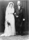 Anna Margrethe Hansen og Hans Peter Petersen. Bryllupsbillede 10. oktober 1915
