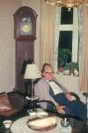 Hans Peter Petersen på sin faste plads i dagligstuen. Ca. 1960