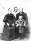 Kirsten Marie og Isak Dieckmann med deres 2 første børn. Foto ca. 1897.