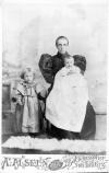 Vilhelmine med hendes og Jacob Dieckmanns 2 ældste børn. Foto ca. 1895