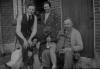 Jens Kristen Børge Petersen, Inger Dora Hansen, Anna Margrethe Hansen og Hans Peter Petersen i gården på Gedservej 20, ca. 1932