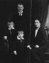 Karl Martin og Ellen Augusta Madsen med børnene John Carlo og Tage Leif.