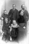 Marie og Ole Hansen med 4 børn, heriblandt Erna